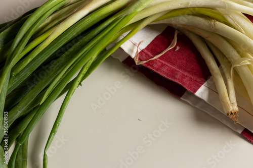 Cebolla de rama larga sobre mesa para preparar  comida hecha en casa photo