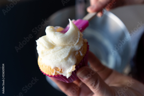 préparation de muffins étalement du topping  photo