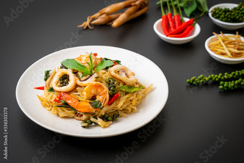  stir fried spicy noodles with sea food