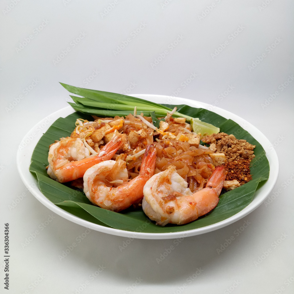 Fried noodle Thai style with prawns