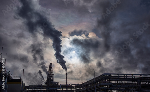 Billede på lærred Smoke over the industrial complex. Environmental pollution.