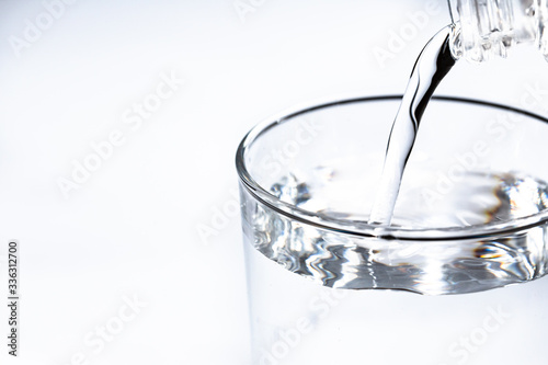 水をグラスに注ぐ。水分補給。健康・スポーツやトレーニング。