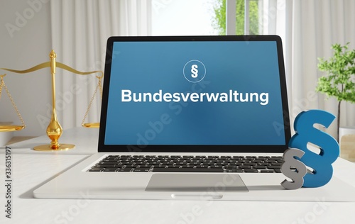 Bundesverwaltung – Recht, Gesetz, Internet. Laptop im Büro mit Begriff auf dem Monitor. Paragraf und Waage. photo