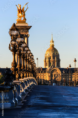 Ponte sulla Senna con monumento a Parigi all'alba