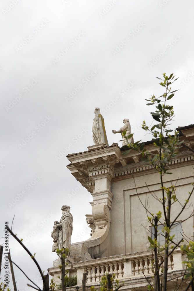 Obraz premium Statues on the rooftop of Santa Maria Nova (Santa Francesca Romana) situated next to the Roman Forum in Rome, Italy