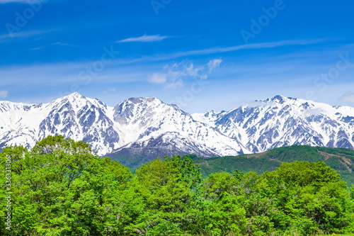 春の北アルプス、長野県北安曇郡白馬村にて
