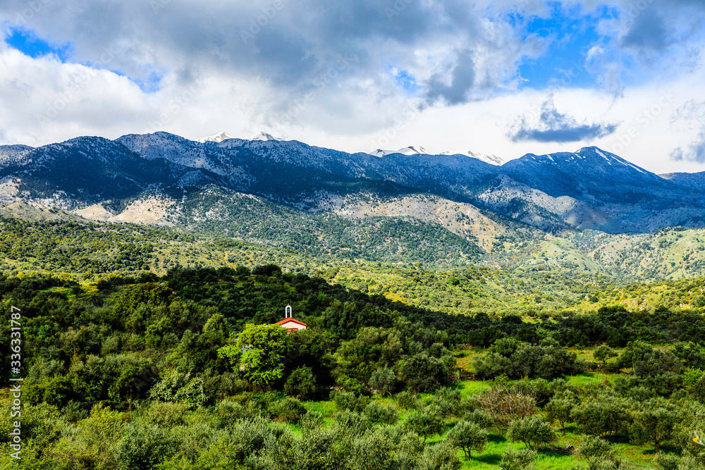 Panorama montano con eremo a Creta