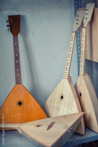 Cuadro en lienzo Ready-made balalaika in a musical instrument warehouse