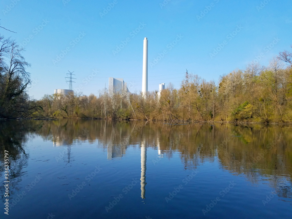 Obraz premium Ein See mit Wald und Industrie im Hintergrund