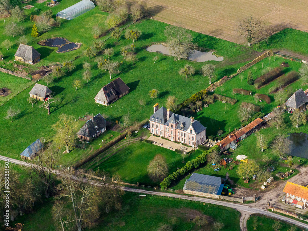 vue aérienne du château de Saint-Léger-du-Gennetey dans l'Eure en France