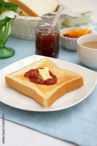 イチゴジャムとバターのトースト