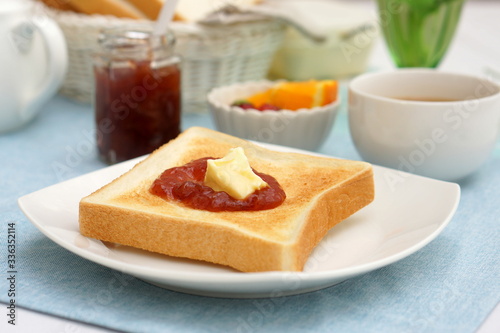イチゴジャムとバターのトースト