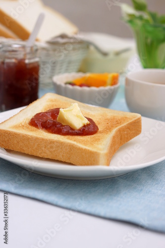 イチゴジャムとバターのトースト