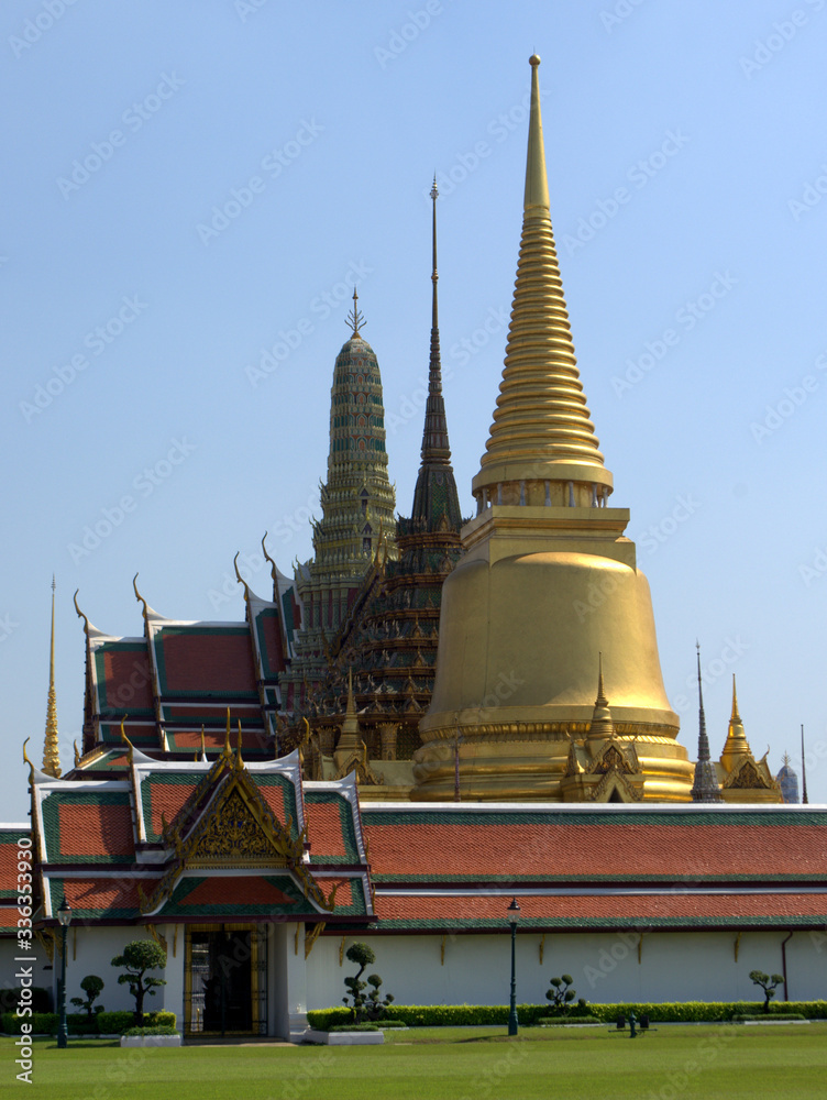 Fototapeta premium The Grand Palace, a complex of buildings at the heart of Bangkok, Thailand