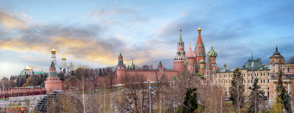 Obraz premium Panoramic view of Moscow Kremlin and The Cathedral of Vasily the Blessed known as Saint Basil's Cathedral and GUM in Moscow, Russia. Panorama at sunrise