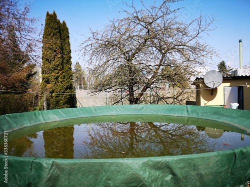 Poolabdeckung Plane im Winter photo