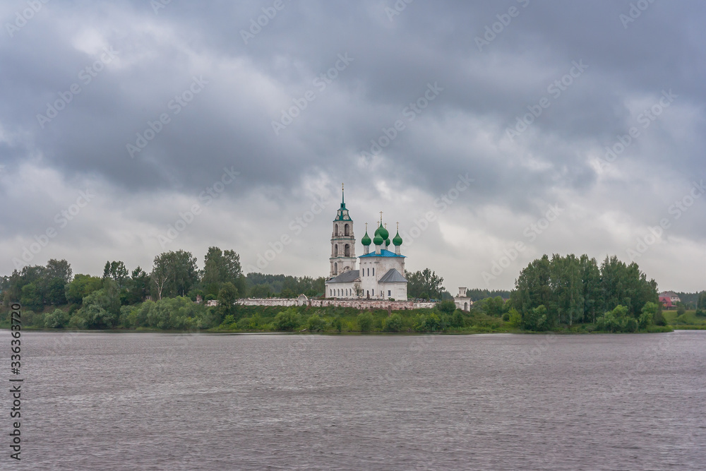 Φωτογραφία Trinity Church on the banks of the Volga in the Yaroslavl region