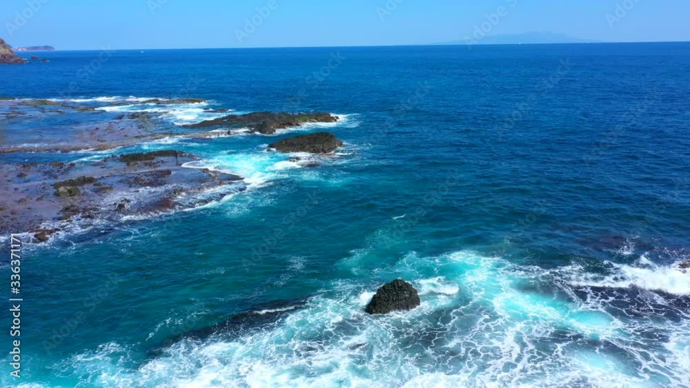 波が立つ青い海 鳥瞰図 波が立つ青い海 鳥瞰図