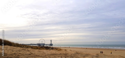 Quadro em tela Panoramic view of Scheveningen beach in the netherlands