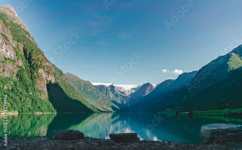 lago con reflejo de las montañas i glaciar