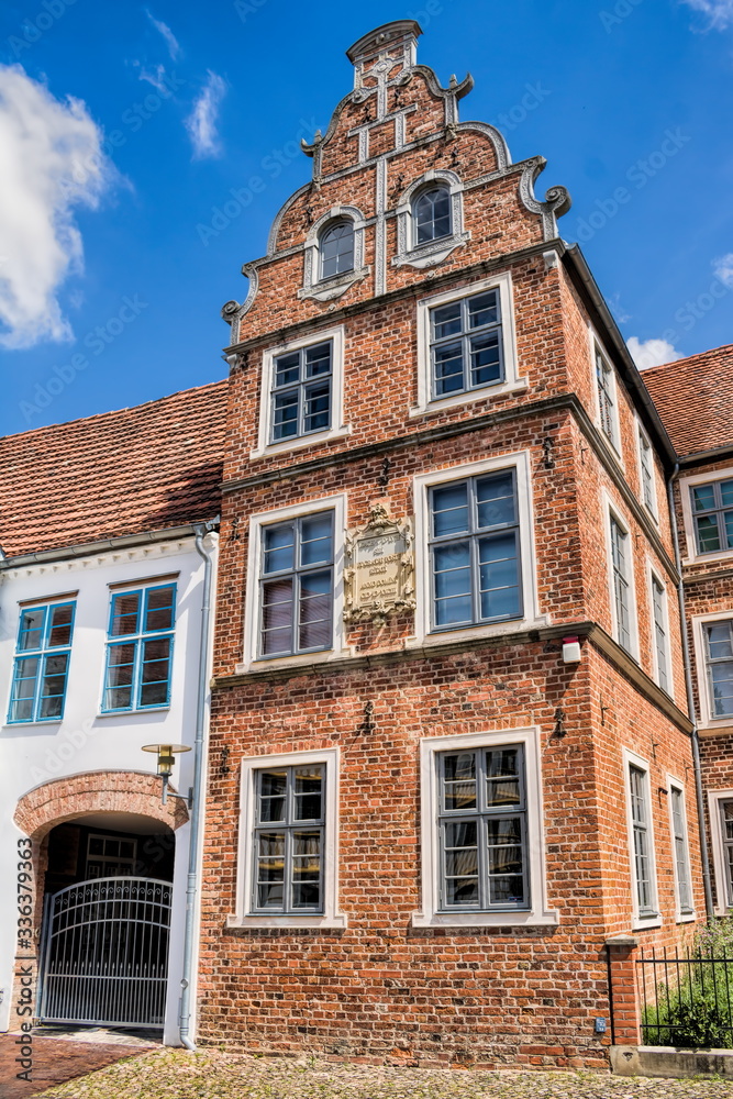 Fototapeta premium güstrow, deutschland - historisches wohnhaus am domplatz