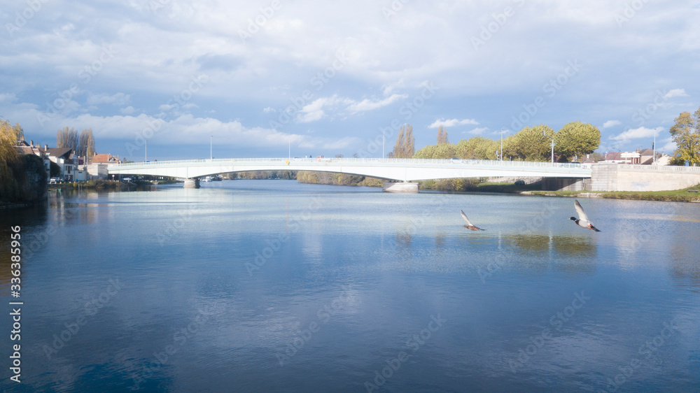 pont sur fleuve rejoignant deux rives dont l'une est civilisée