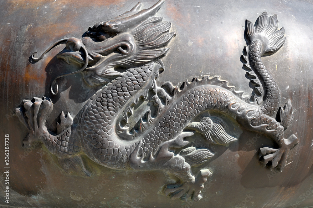 Buddha sculpture with dragon pattern on Chinese bronze tripod