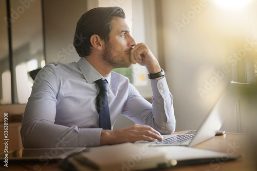 Φωτογραφία boss in home confinement working on his laptop
