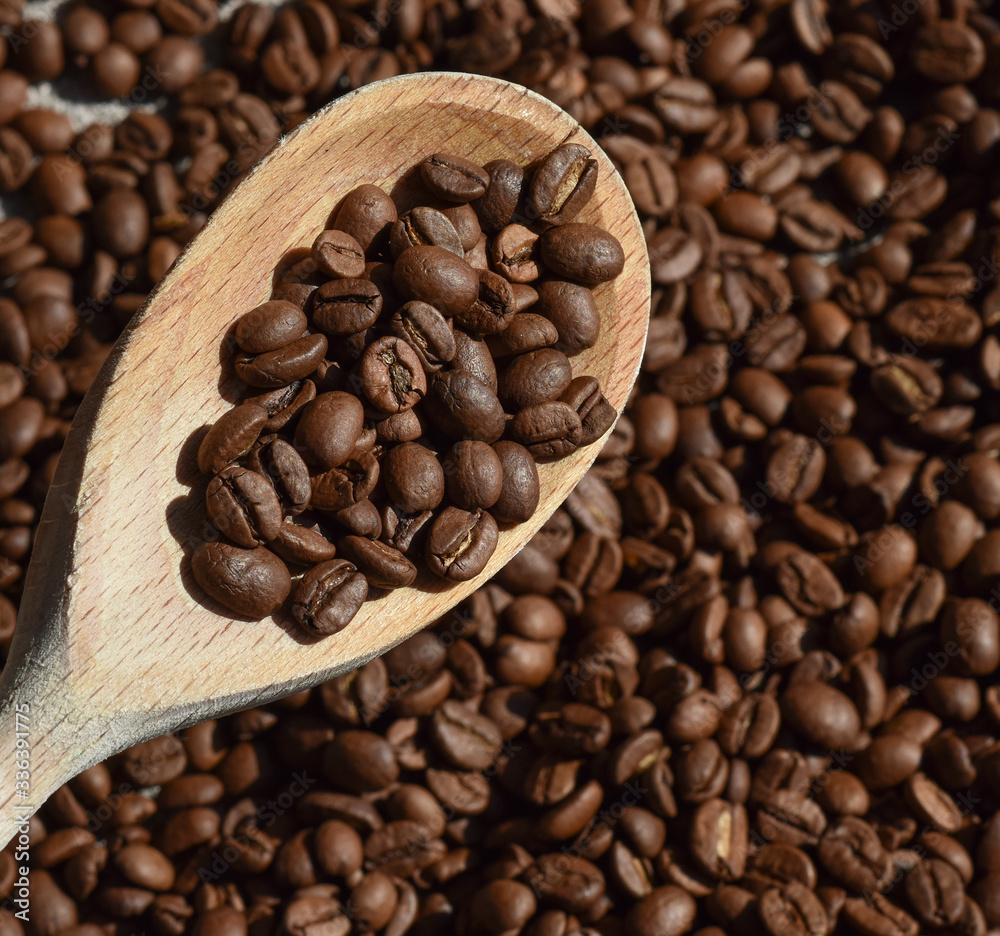 Fototapeta premium roasted coffee beans close up