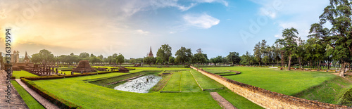 Panorama of Sukhothai Historical Park in the evening with beautiful sunset sky (Sukhothai, Thailand) © Chanawin