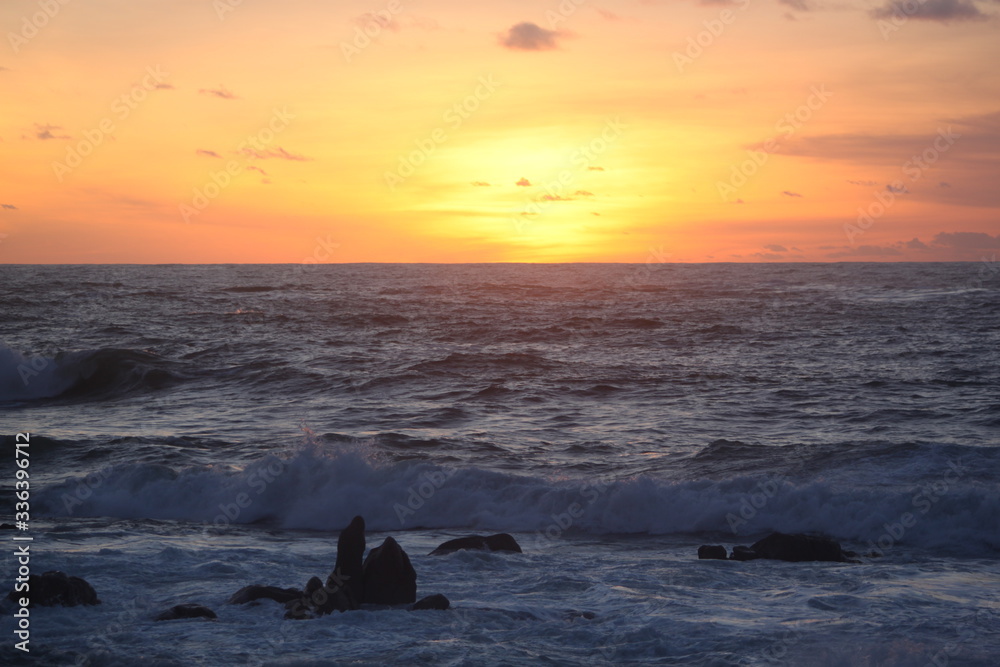Fototapeta premium Atardecer en la playa de O Vilar, zona Couso