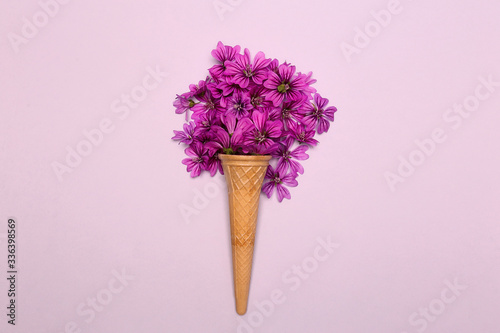 Gelato fatto di fiori colore lilla photo