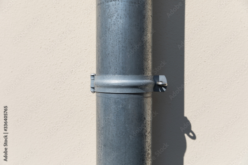 Neu verlegte Dachentwässerung and Hauswand, nah Neu verlegte Dachentwässerung and Hauswand, nah