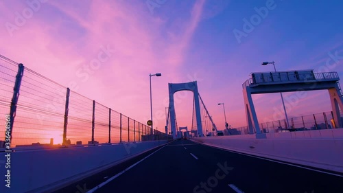 レインボーブリッジ 夕景 つり橋 高速道路 首都高 車載 前方 走行 車