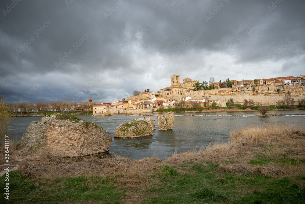 Panorama de la vieja y monumental ciudad de Zamora con el rio Duero, España	