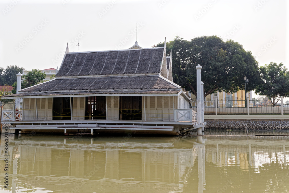Naklejka premium Temple along the Chao Phraya River