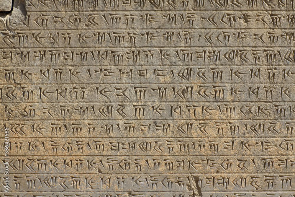 kamienna tablica z wyrytym starym tekstem w języku perskim w persepolis w iranie