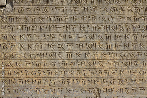 kamienna tablica z wyrytym starym tekstem w języku perskim w persepolis w iranie