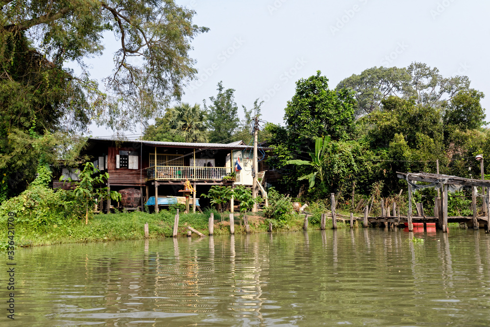 Obraz premium Traditional Thai house by the water