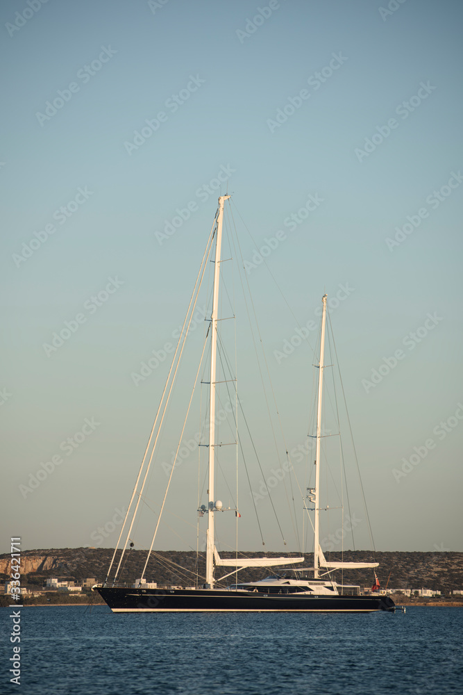 Hermoso velero en un mar tranquilo en una isla griega.
Dos hermosos veleros en una isla griega. Grecia vacaciones de lujo.