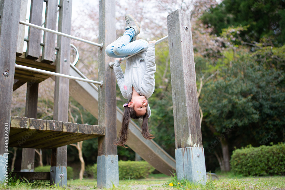 春の公園で遊ぶ女の子