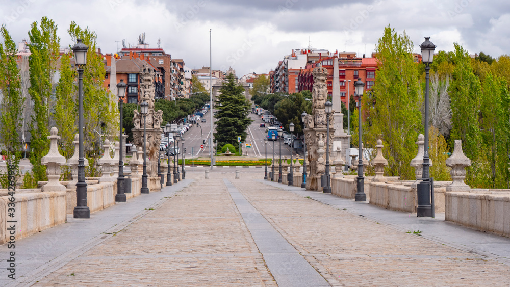 Obraz premium Madrid,spain-04/06/20 empty streets toledo bridge in madrid during the covid 19 coronavirus pandemic