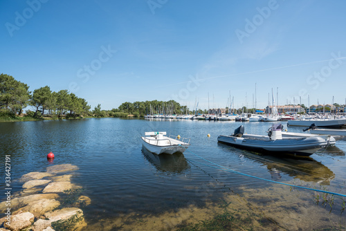 Le lac de Hourtin (Gironde, France) près de Lacanau sur la côte Atlantique photo