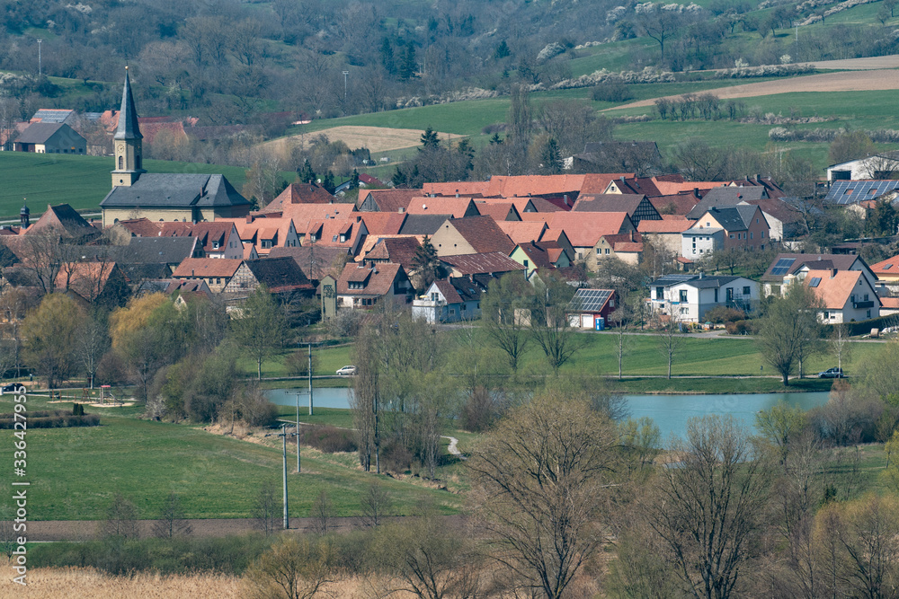 Weindorf Seinsheim mit See
