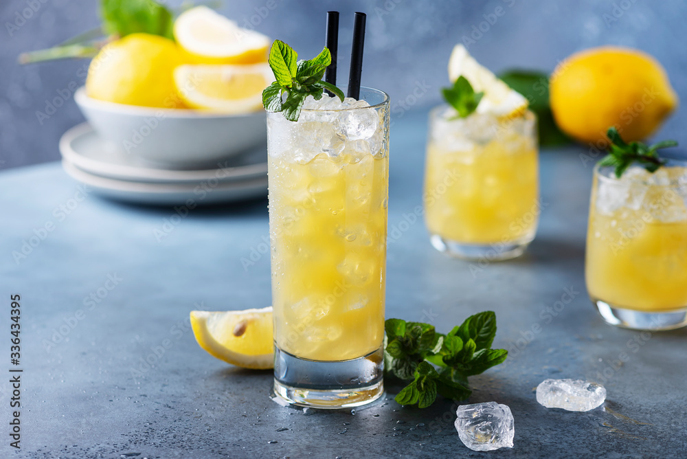 Fototapeta premium Fresh summer cocktail with lemons