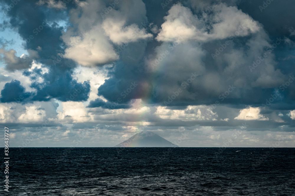 Obraz premium Rainbow over Stromboli