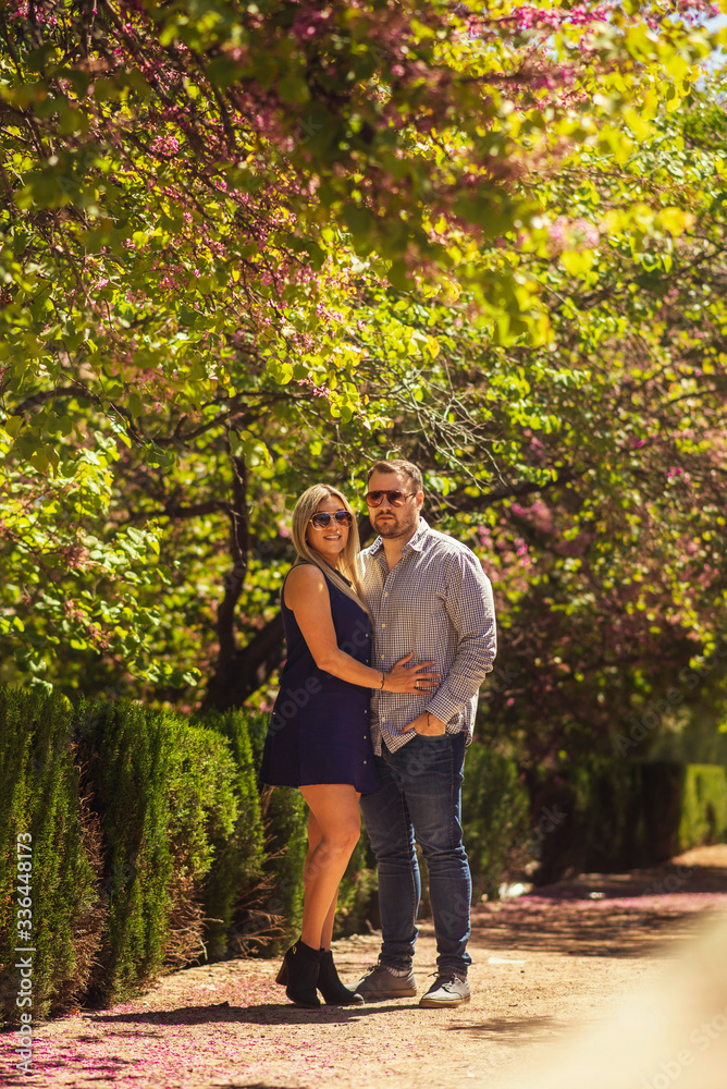 Obraz premium young couple walking in the park