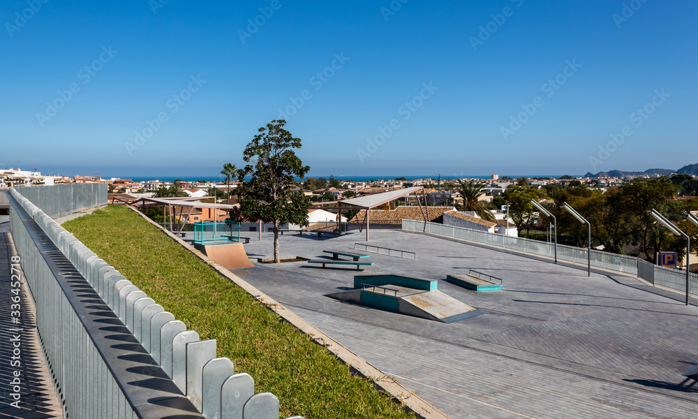 Vista de un Skatepark cerca de la playa Vista de un Skatepark cerca de la playa