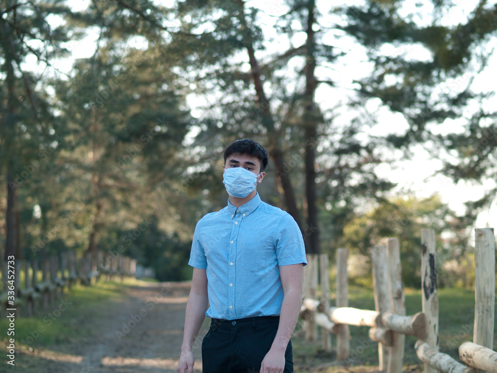 teenager trägt mund schutzmaske
