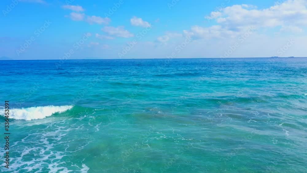 浜に打ち寄せる青い海 浜に打ち寄せる青い海